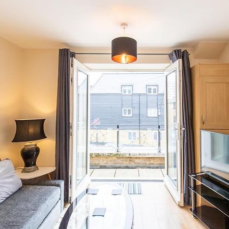 1-Bedroom Apartment With Balcony, Hoddesdon Exteriér fotografie