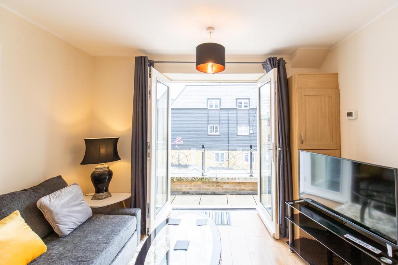 1-Bedroom Apartment With Balcony, Hoddesdon Exteriér fotografie