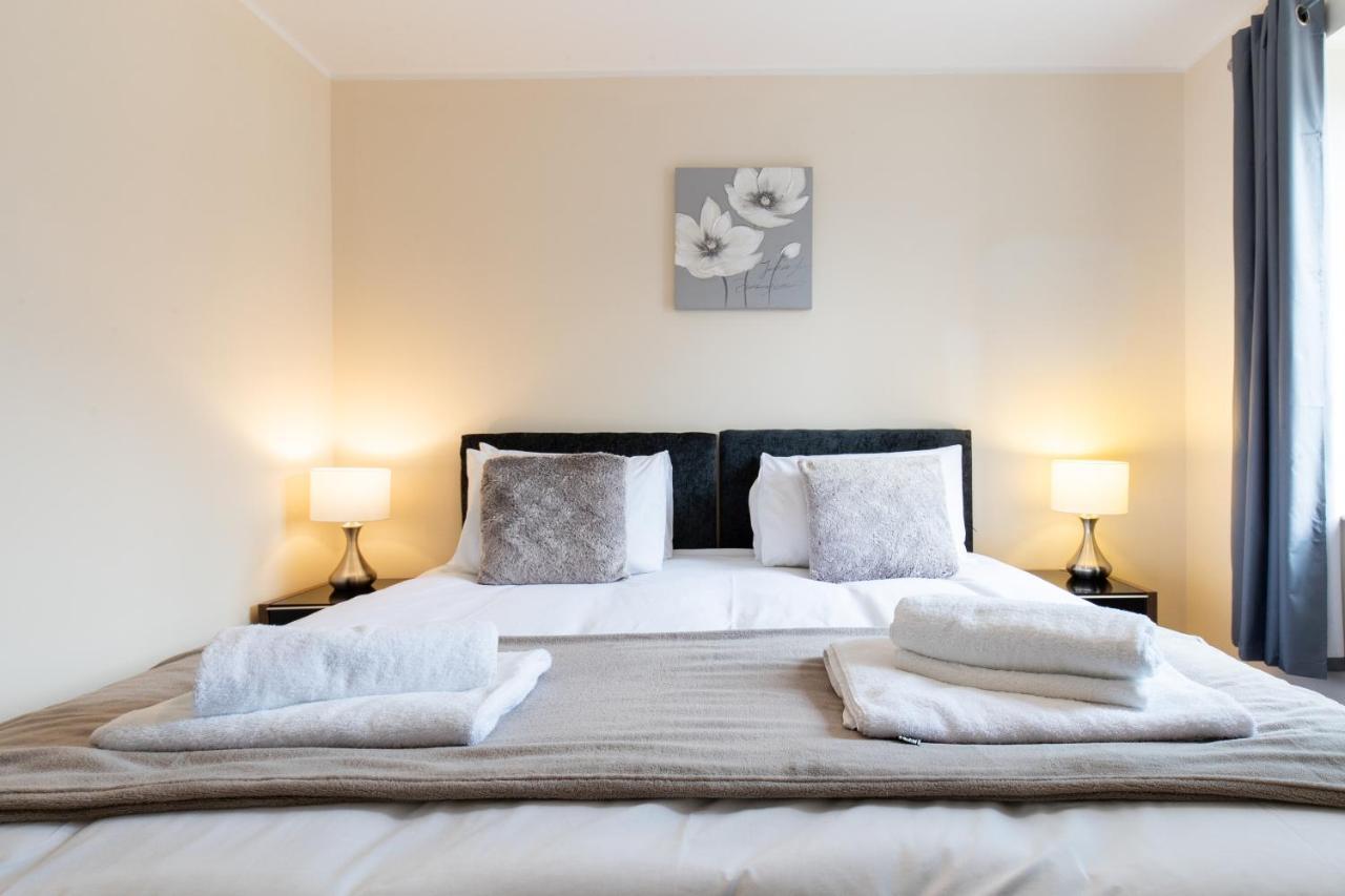 1-Bedroom Apartment With Balcony, Hoddesdon Exteriér fotografie