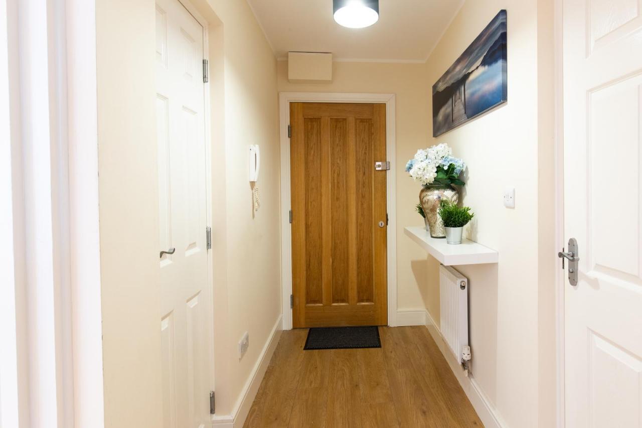 1-Bedroom Apartment With Balcony, Hoddesdon Exteriér fotografie