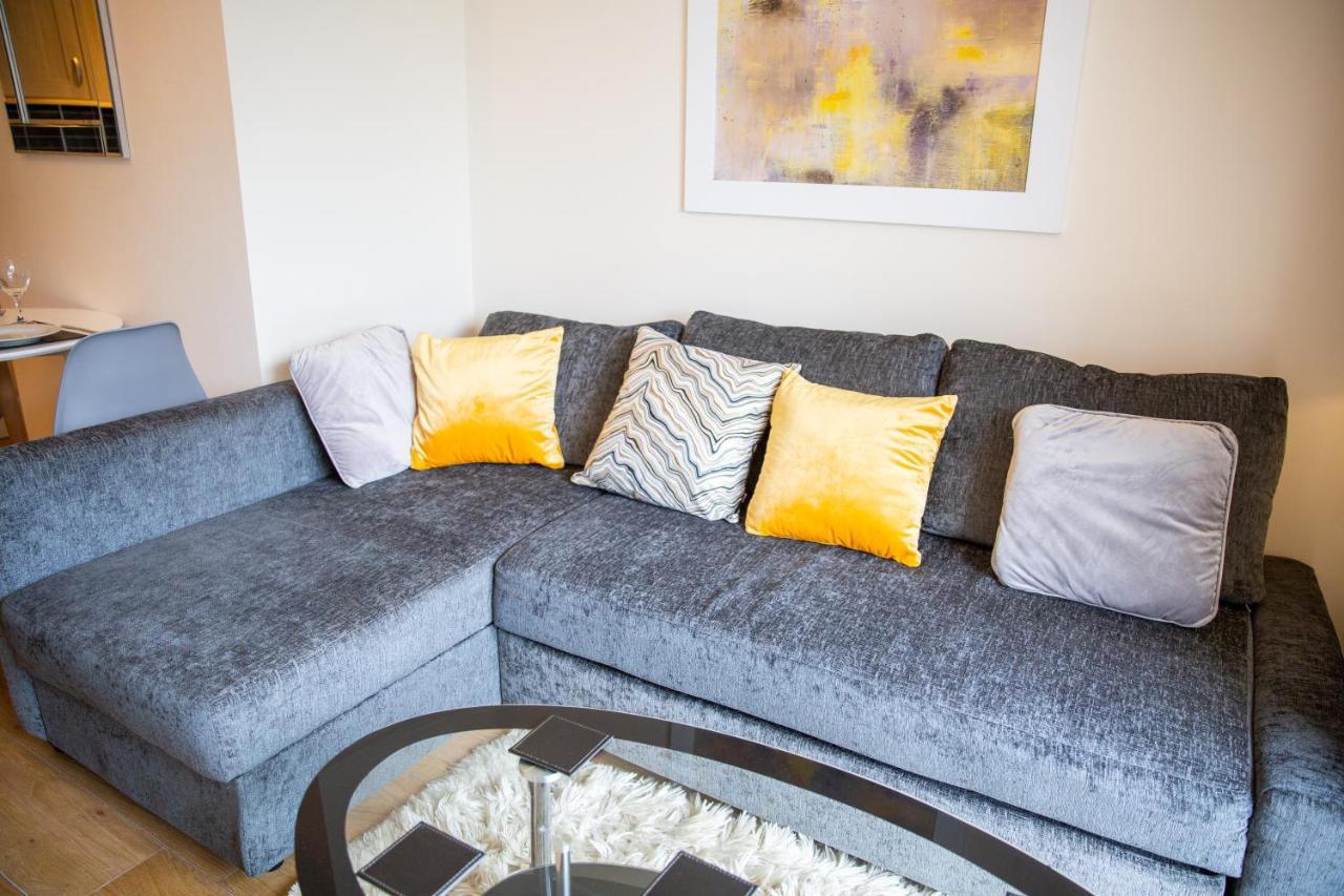 1-Bedroom Apartment With Balcony, Hoddesdon Exteriér fotografie