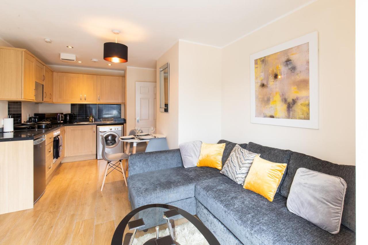 1-Bedroom Apartment With Balcony, Hoddesdon Exteriér fotografie