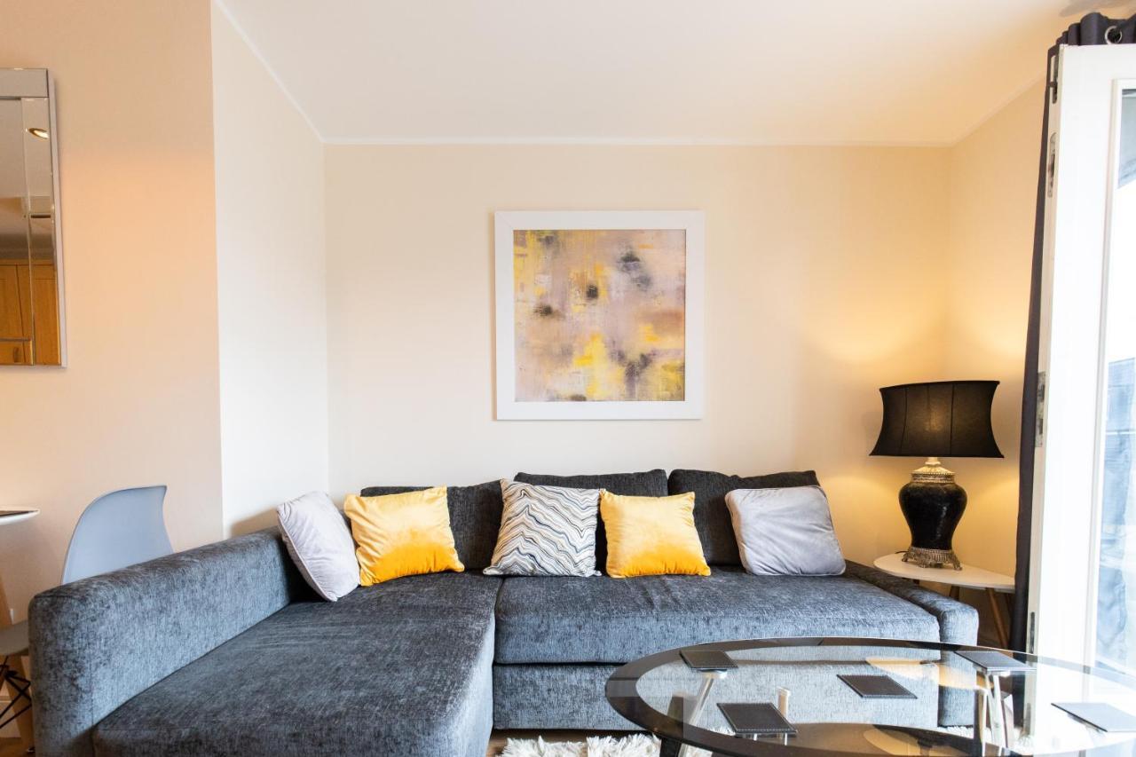 1-Bedroom Apartment With Balcony, Hoddesdon Exteriér fotografie