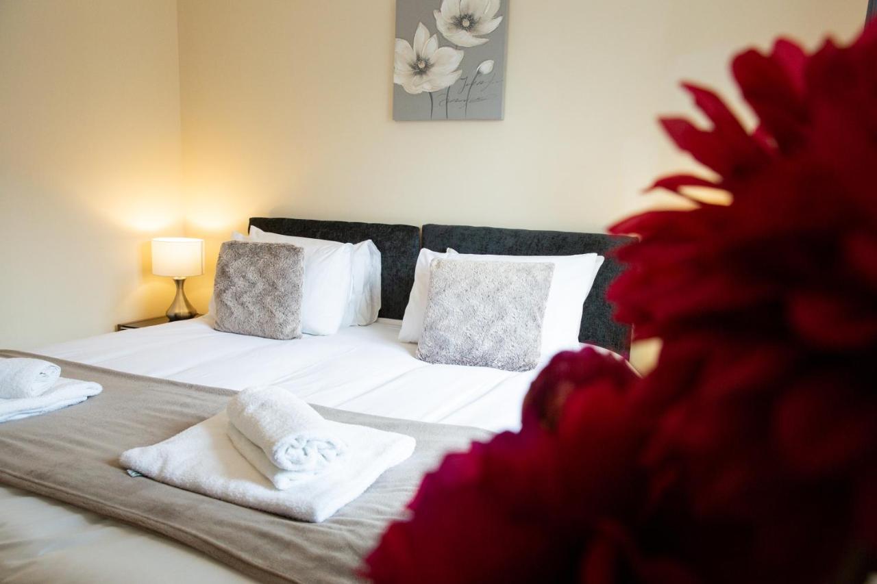 1-Bedroom Apartment With Balcony, Hoddesdon Exteriér fotografie