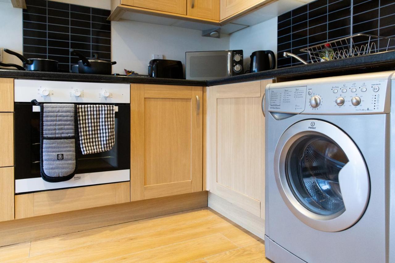 1-Bedroom Apartment With Balcony, Hoddesdon Exteriér fotografie
